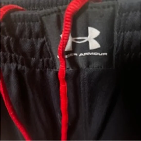 Like new under armor large men’s shorts red and black - Picture 2 of 4